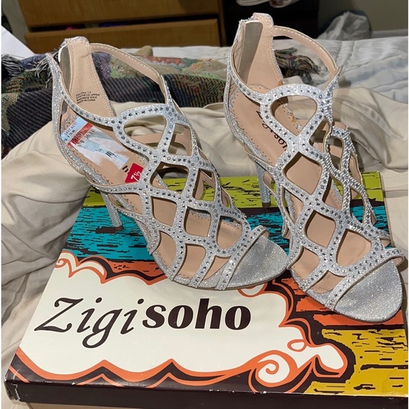 High heel dream shoes,   Beautiful beaded,   Silver and sexy. Size 7.5 - Picture 2 of 2